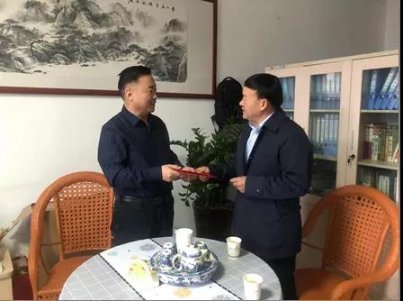 敦煌種業(yè)領(lǐng)導(dǎo)看望慰問(wèn)公司老干部、老黨員及困難黨員職工