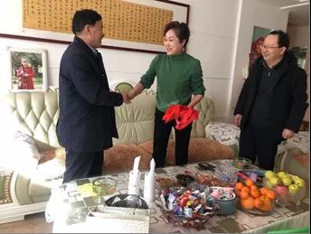 敦煌種業(yè)領(lǐng)導(dǎo)看望慰問(wèn)公司老干部、老黨員及困難黨員職工