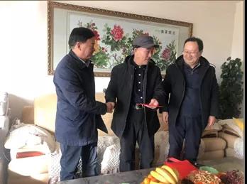 敦煌種業(yè)領(lǐng)導(dǎo)看望慰問(wèn)公司老干部、老黨員及困難黨員職工