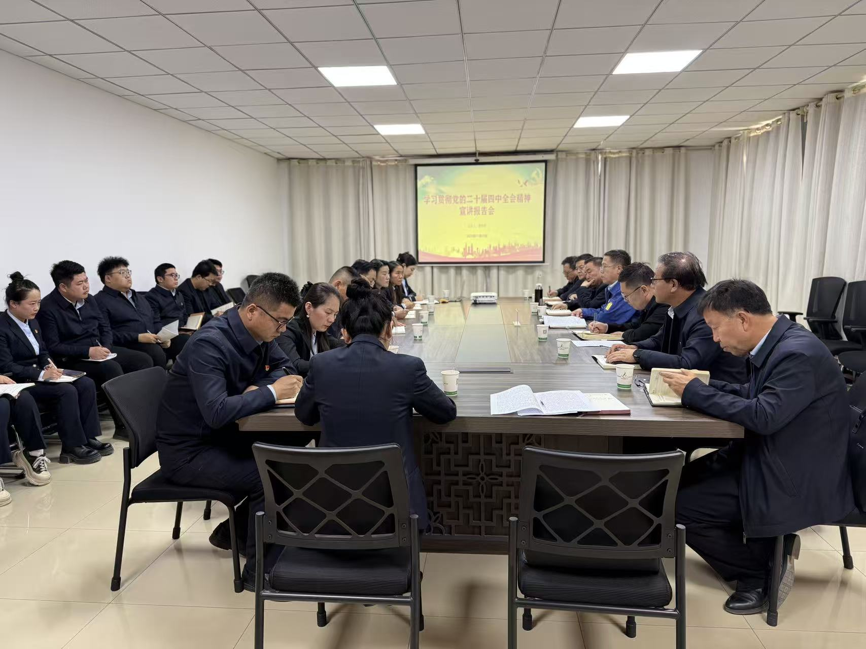 景偉德到敦煌種業(yè)果蔬制品有限公司黨支部宣講黨的二十屆四中全會精神